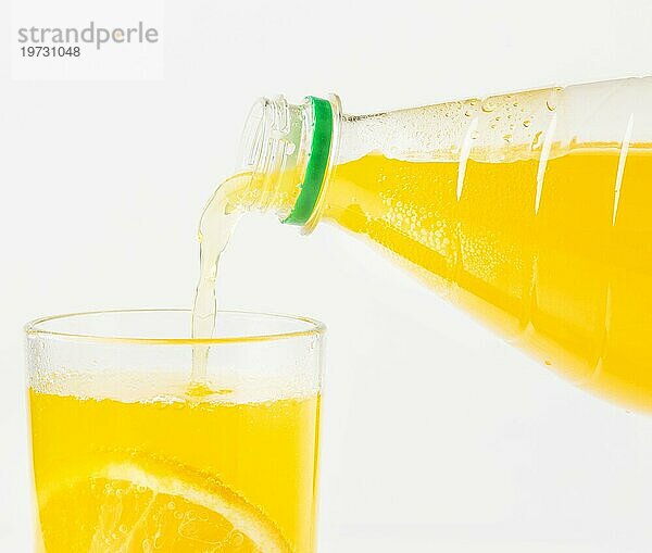 Vorderansicht Orangensaft wird aus der Flasche gegossen