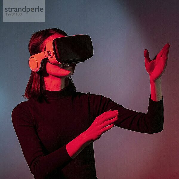 Porträt einer Frau mit Virtual Reality Headset 3