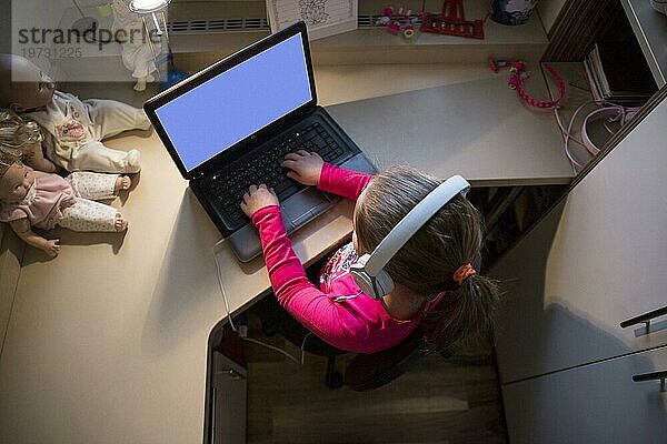 Mädchen mit Laptop kleines Zimmer