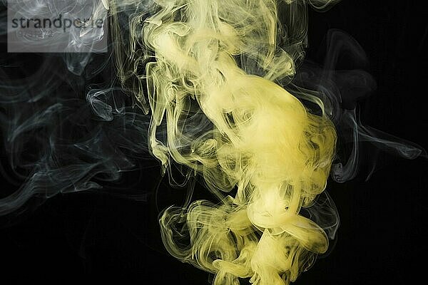 Close up gelben Rauch gegen schwarzen Hintergrund