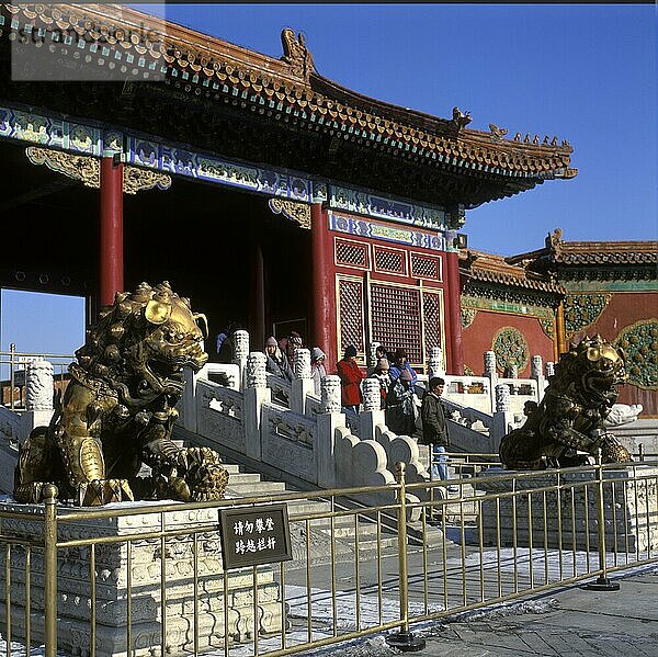 China  Peking: Kaiserpalast (Gugong) im Schnee  vergoldeter Bronzelöwe vor dem Tor der himmlischen Reinheit  Asien