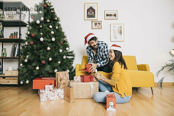 Ehepaar mit Geschenkboxen zu Hause