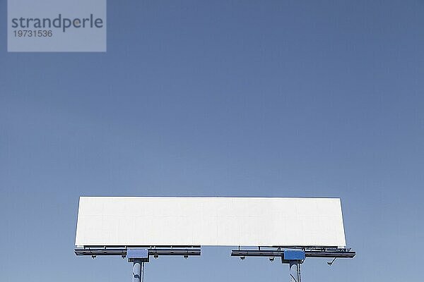 Niedrigen Winkel Ansicht Werbung Plakatwand gegen blaün klaren Himmel