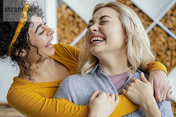 Zwei umarmte Frauen  die zusammen lachen