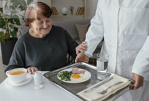 Nahaufnahme einer Frau beim Frühstück