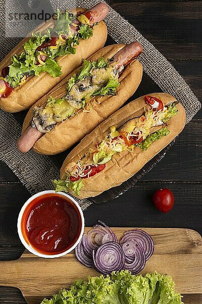 Draufsicht drei Hot Dogs mit Ketchup Zwiebeln
