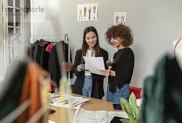 Bekleidungsdesigner arbeiten im Laden 2