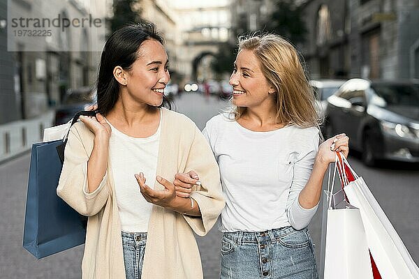 Zwei Frauen gehen in der Stadt auf Einkaufstour