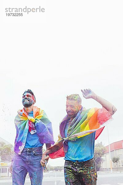Homosexuelles Paar buntes Pulver mit Spaß Parade
