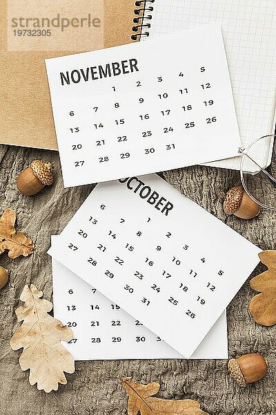 Draufsicht Kalender mit Herbst Eicheln Blätter