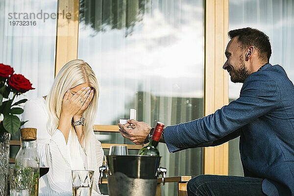 Mann gibt seiner schüchternen Freundin einen Verlobungsring