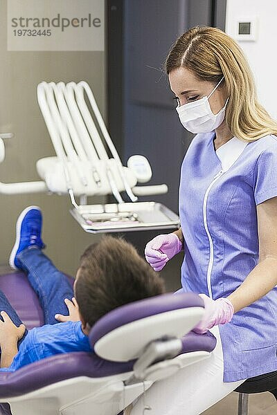 Zahnarzt sucht Kind Patient lehnt Zahnarztstuhl