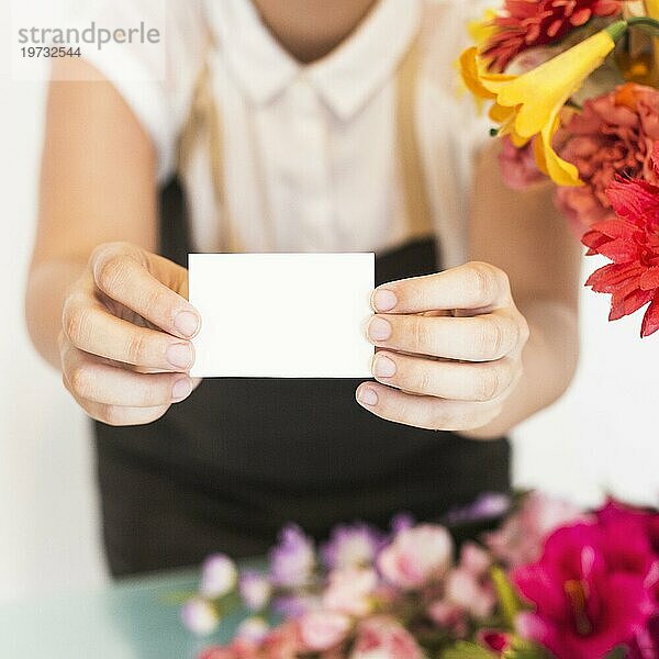 Close up Frau s Hand zeigt leere weiße Visitenkarte