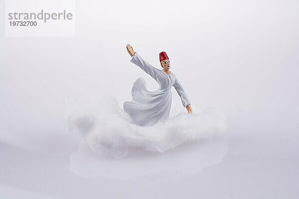 Sufi Dervi? auf einer Wolke auf weißem Hintergrund