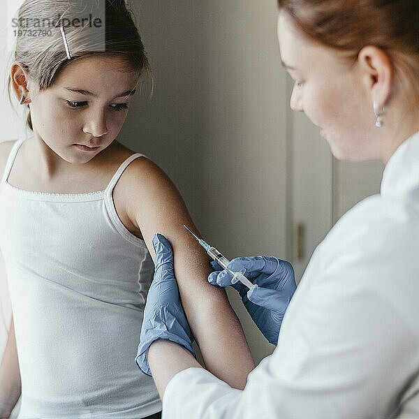 Kinderarzt erhält Impfstoff