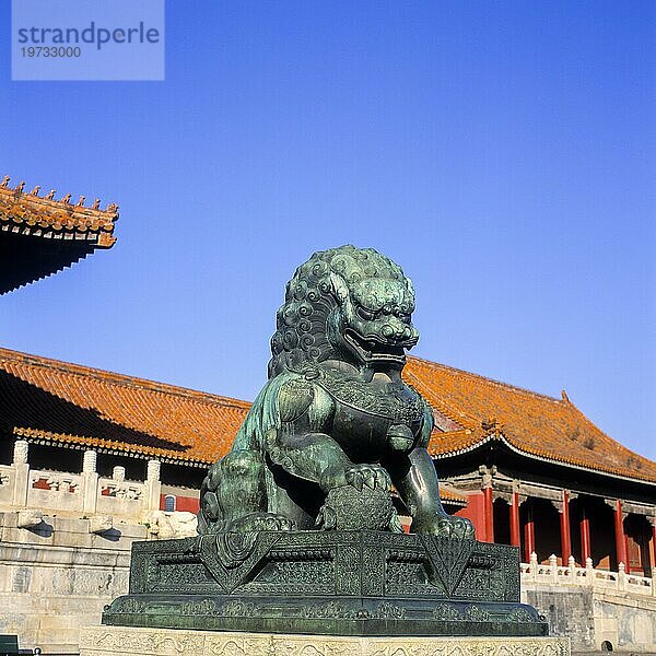China  Peking: Kaiserpalast (Gugon) : Bronzelöwe vor dem Tor der Höchsten Harmonie  Asien