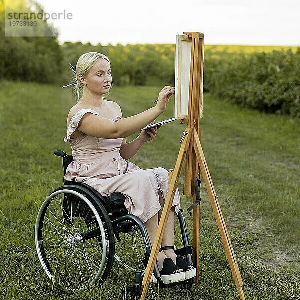 Frau Rollstuhl mit Leinwand Palette Malerei im Freien