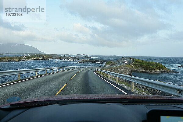 Autofahrt über die Atlantikstraße in Norwegen