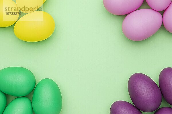Draufsicht gefärbte Eiersammlung