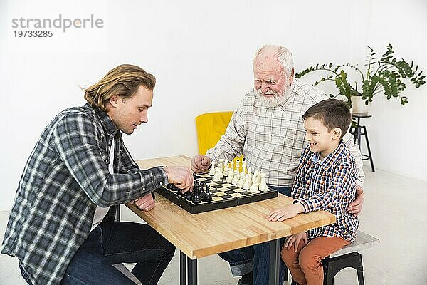 Mehrgenerationen Männer spielen Schach