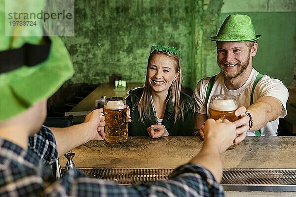 Ein paar Freunde feiern den St. Patrick's Day mit einer Bar