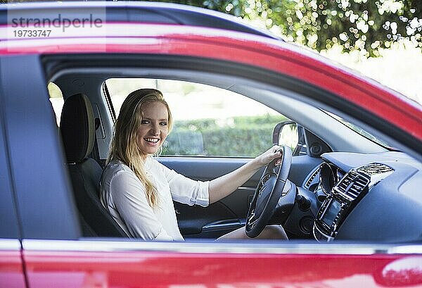 Porträt glückliche Frau sitzt im Auto