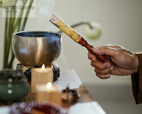 Seitenansicht Mann hält Objekt Gebet mit Kerzen Schale
