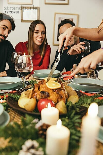 Weihnachtsessen mit Freunden im Truthahn Look