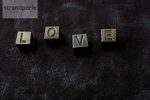 Das Wort Liebe mit Grunge Metall Buchstaben Liebe Konzept