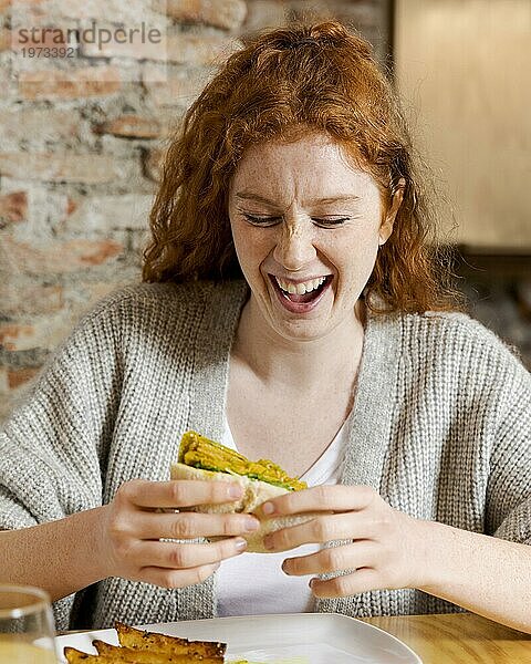 Medium shot glückliche Frau mit Essen