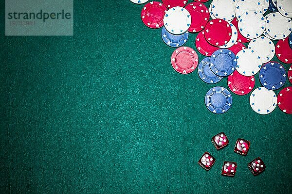 Draufsicht rote Würfel Casino Chip grün Pokertisch
