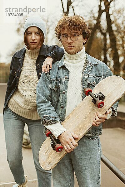 Mann Frau verbringen Zeit zusammen im Freien mit Skateboards