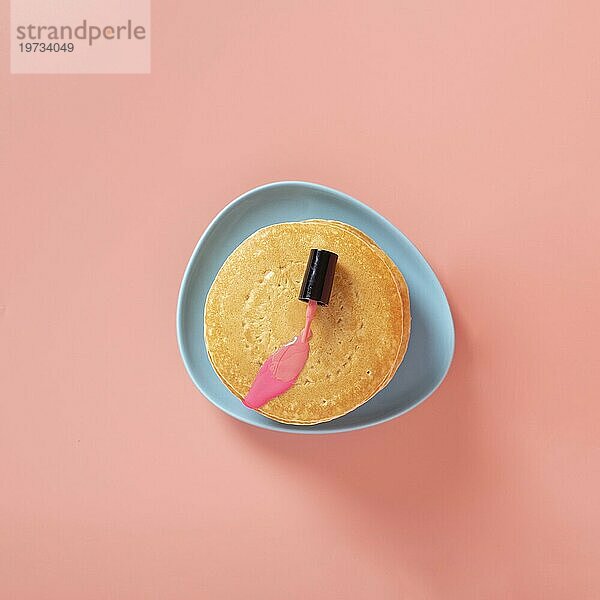 Draufsicht rosa Nagellack Pfannkuchen mit einfarbigem Hintergrund