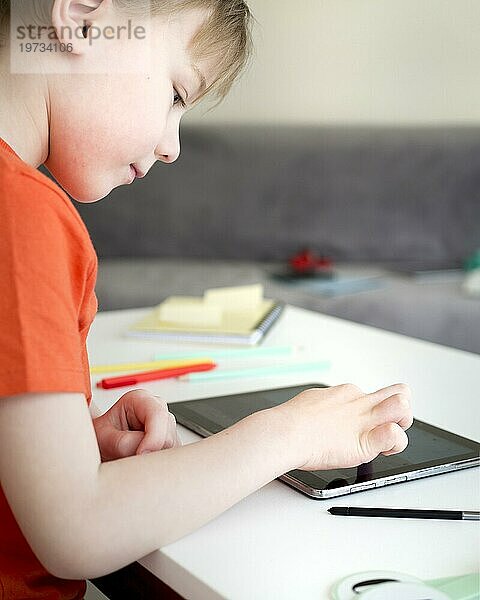 Kind lernt neue Informationen vom digitalen Tablet