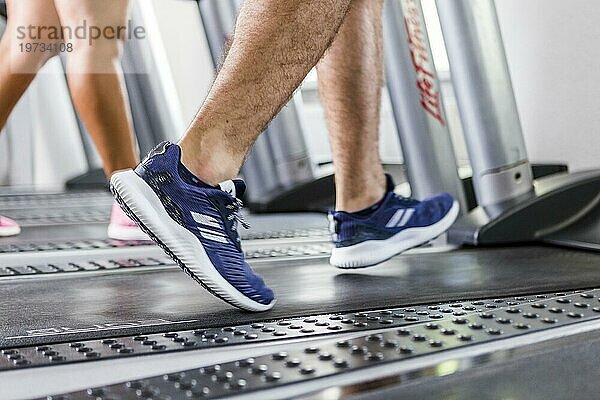 Menschen  die auf dem Laufband laufen