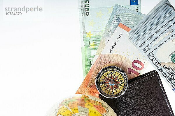 Kompass  Brieftasche  Eurobanknoten mit Eurowährung Finanzrichtung