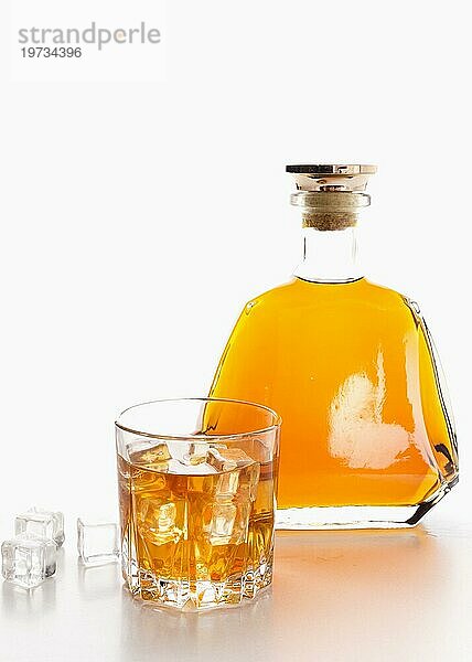 Vorderansicht Whiskeyflasche mit Glas