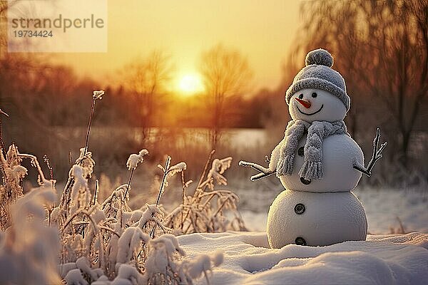 Ein fröhlich aussehender Schneemann steht in einem Wald  es liegt Schnee  Sonnenuntergang. AI generiert