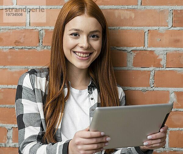 Glückliche Frau hält ipad Gerät