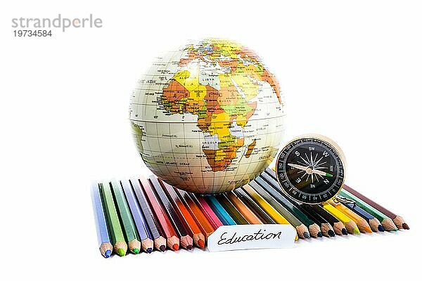 Buntstifte mit Globus  Kompass und Schulnoten auf weißem Hintergrund
