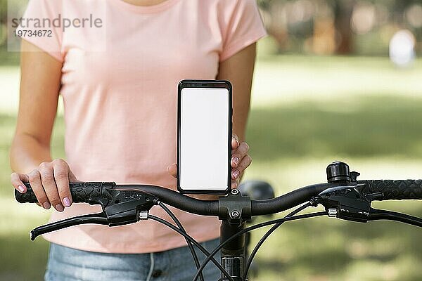 Frau mit Fahrrad Kopierraum Mobiltelefon