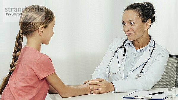 Mittlere Aufnahme Arzt spricht Kind