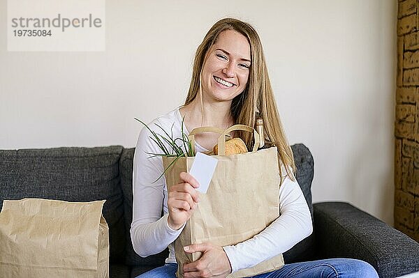 Portrait lächelnde Frau mit Einkaufstasche