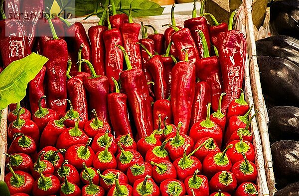 Frische rote Paprika vom Marktstand