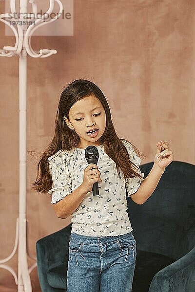 Junges Mädchen lernt zu Hause das Singen