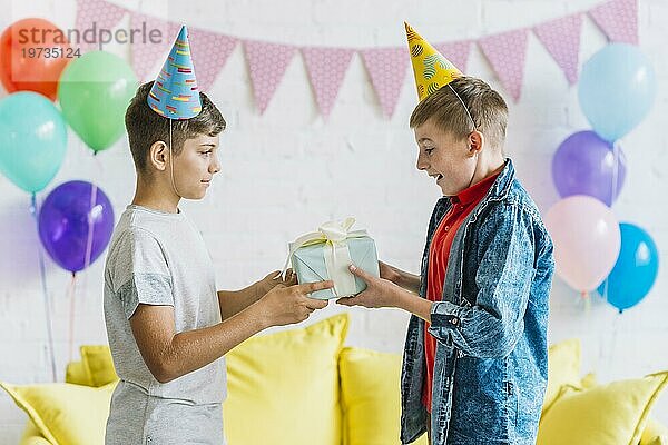 Junge schenkt seinem Freund ein Geburtstagsgeschenk