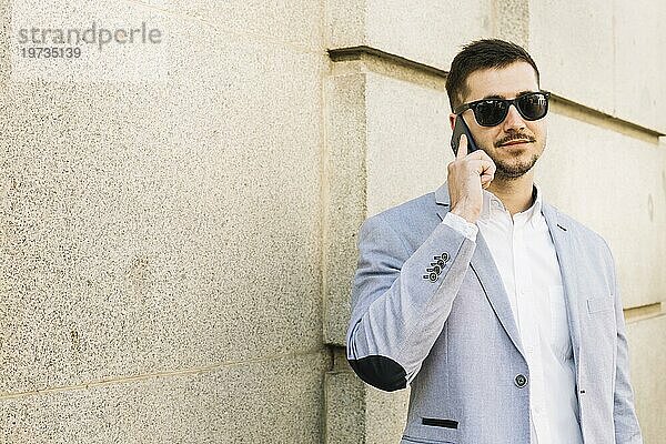 Moderner Geschäftsmann beim Telefonieren im Freien