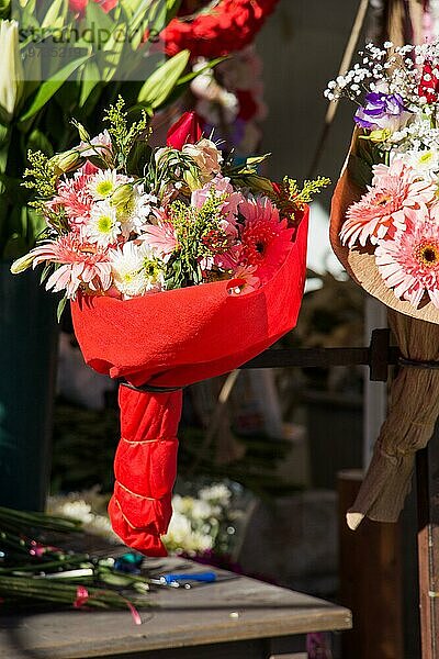 Schöner Blumenstrauß bei einem Blumenhändler auf der Straße