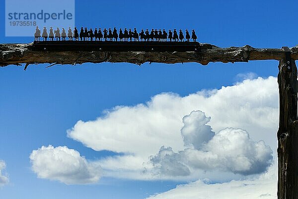 Figuren  Silhouette  von Cowboys und Viehtreibern an Eingang einer Farm  New Mexico  USA  Nordamerika