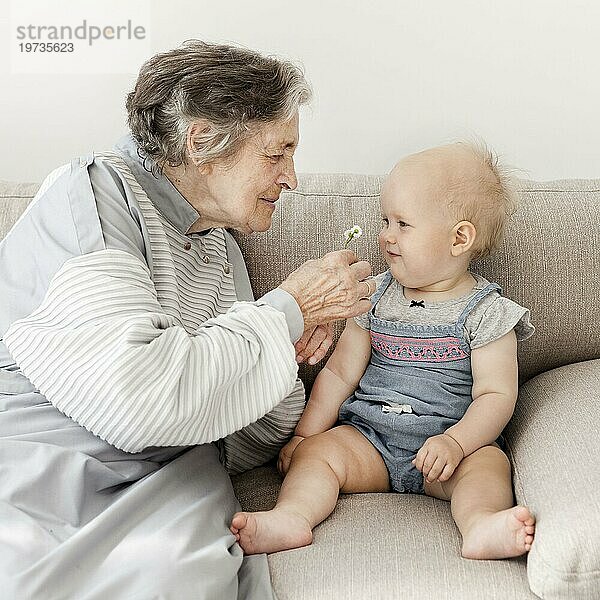 Großmutter glücklich spielen mit Baby